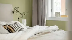  Prečo by posteľ nemala byť umiestnená tak, aby čelo smerovalo k oknu: nielen kvôli prievanom, ale aj kvôli narušeniu pocitu bezpečia.